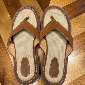 Born Bermuda Brown and Beige Suede  Leather Sandal flip flop thongs small flaw